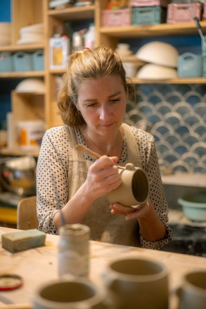 Le geste, la matière et le fait main au service d’un artisanat lillois sincère.