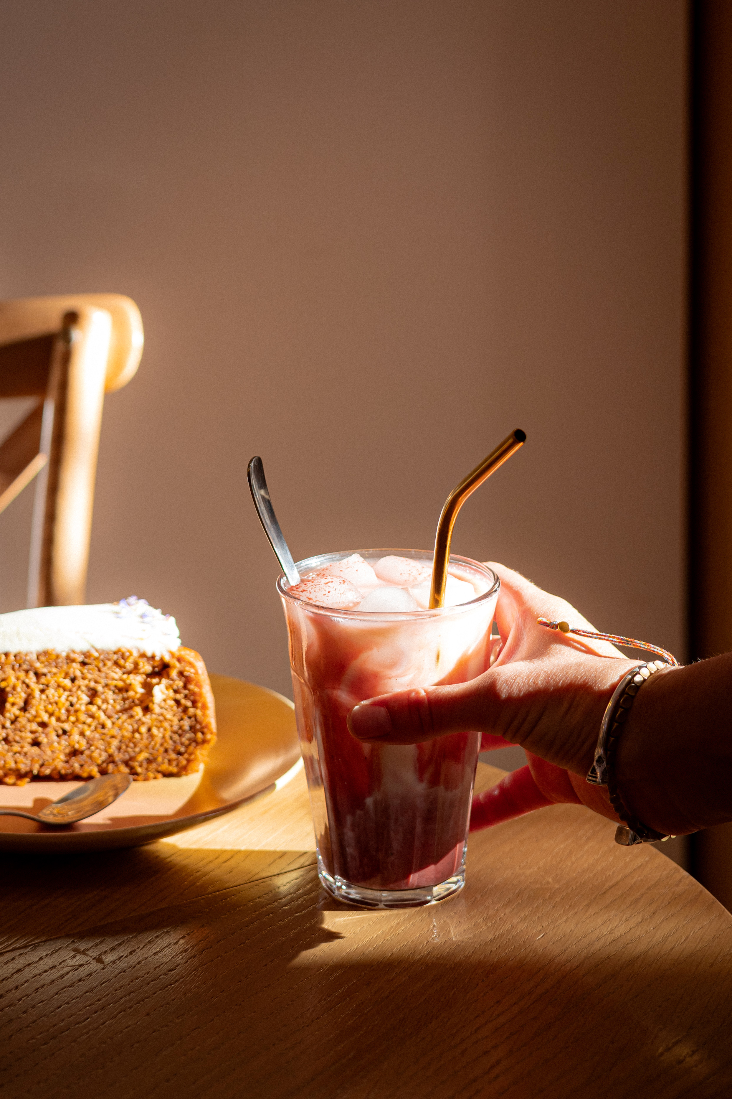 Un latte servi à la lumière du soleil, accompagné d’une pause gourmande dans l’atmosphère chaleureuse de Casa Pop.