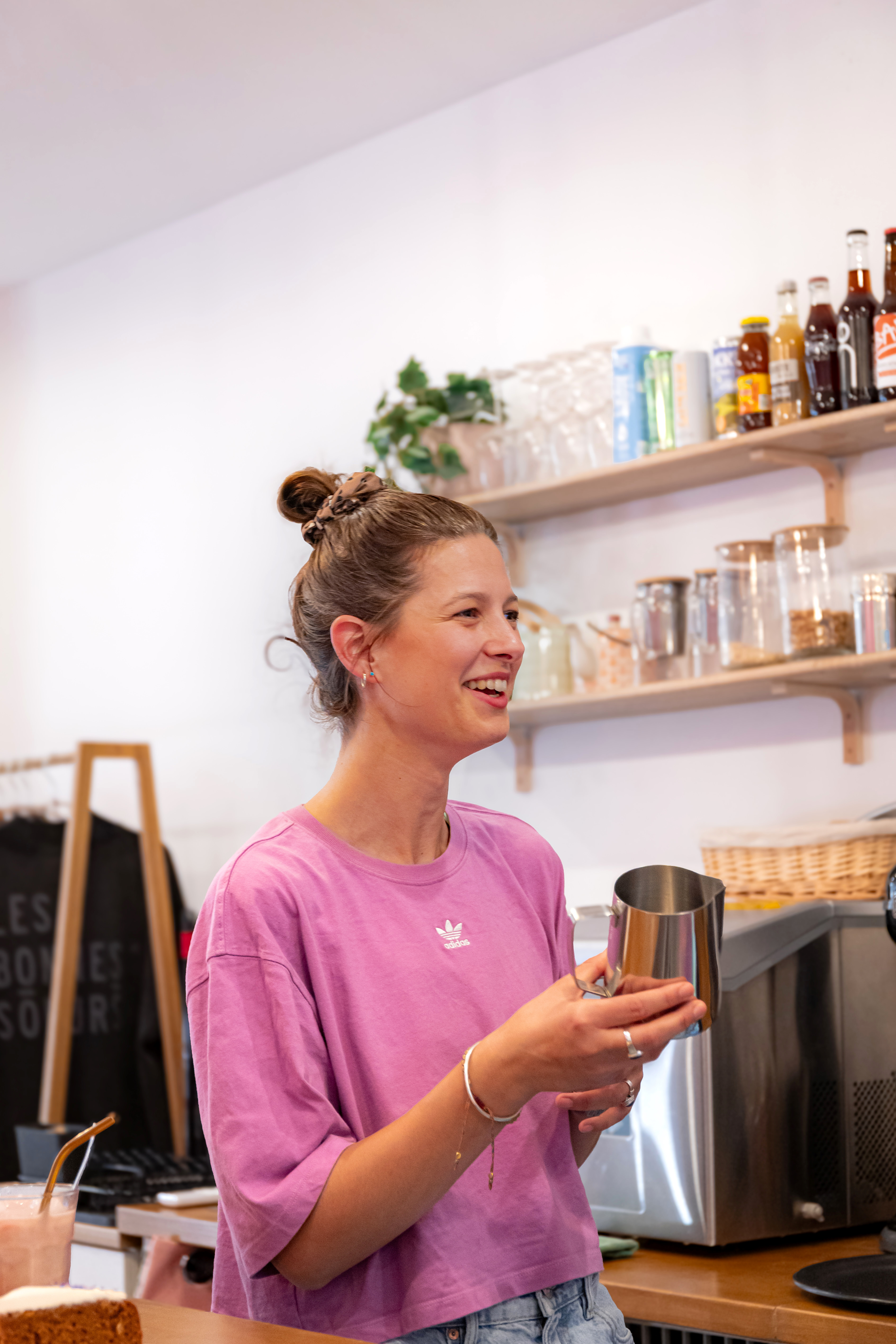 La préparation minutieuse d’une boisson, dans une atmosphère chaleureuse et authentique.
