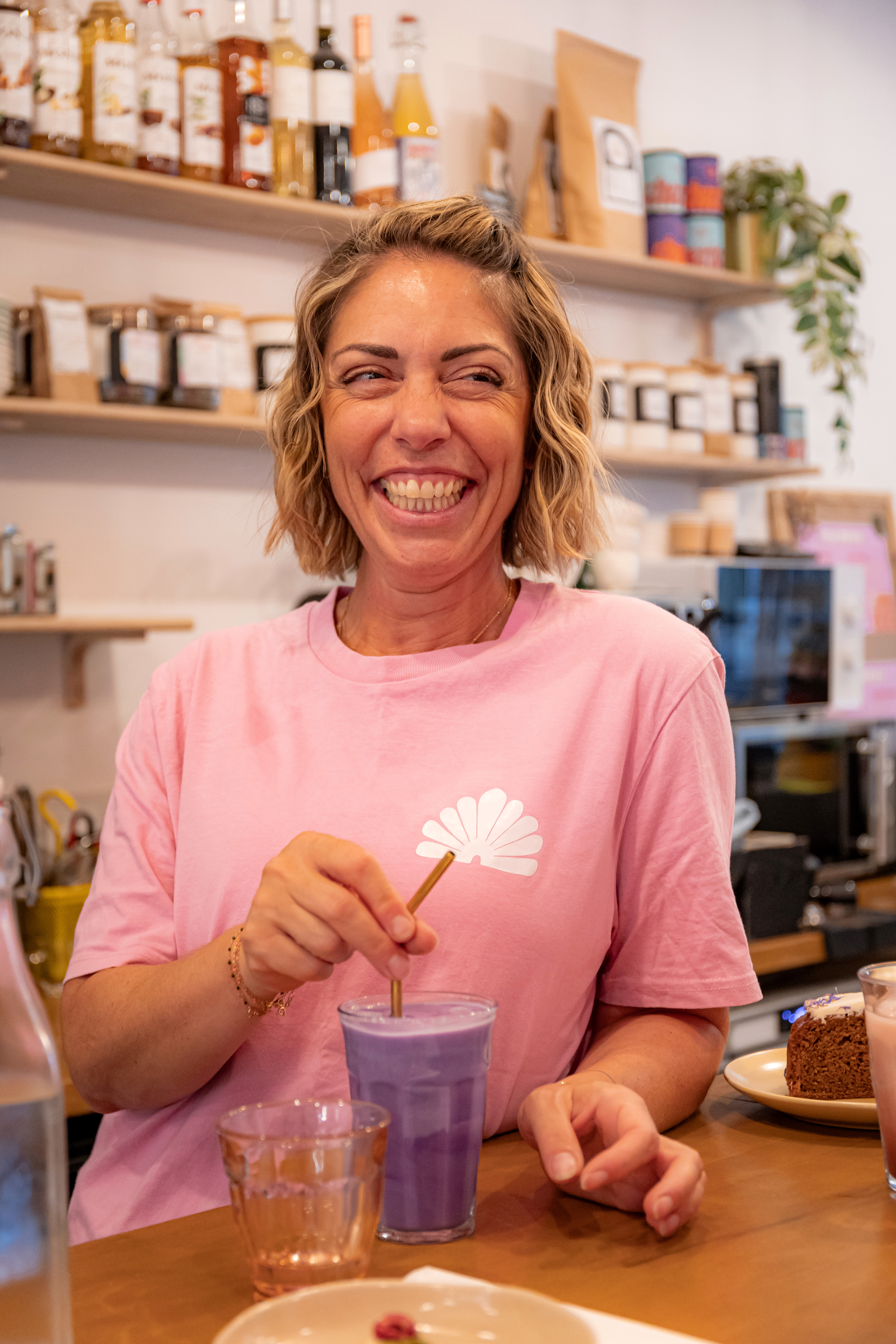 Un latte servi avec le sourire, dans l’ambiance conviviale de Casa Pop.